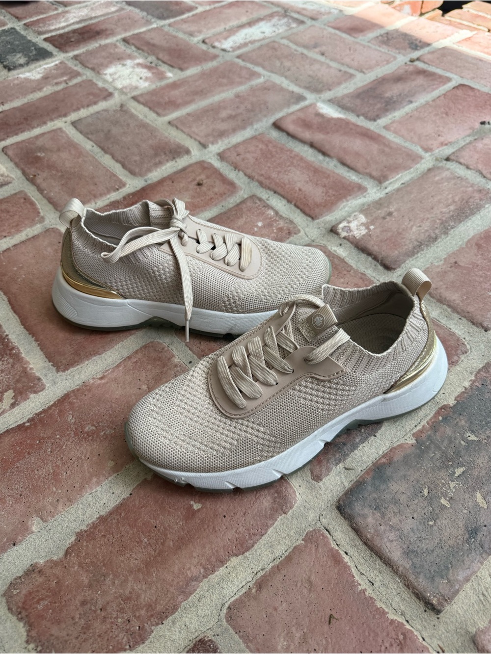 Nurture by Lamaze Beige Knit Lace-Up Platform Sneakers with Gold Accent Size 7.5